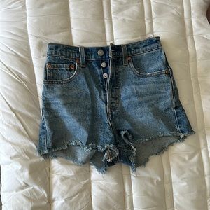 Levi’s rib cage shorts size 24